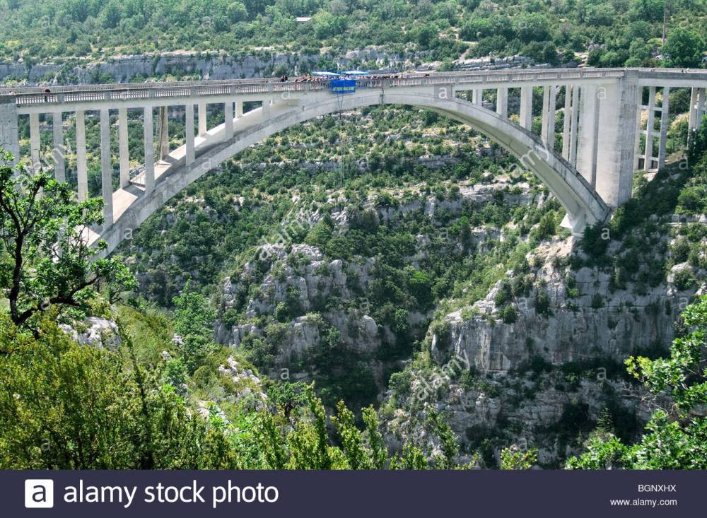 bungee-jumping-from-the-bridge-pont-de-lartuby-in-the-gorges-du-verdon-BGNXHX.jpg